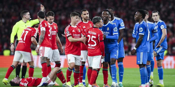 Gianluca Prestianni, del Benfica, discute con Vinícius Junior (3d), del Real Madrid, durante el partido de fútbol de la Liga de Campeones de la UEFA entre el Benfica y el Real Madrid en Lisboa (Portugal). EFE/JOSÉ SENA GOULAO