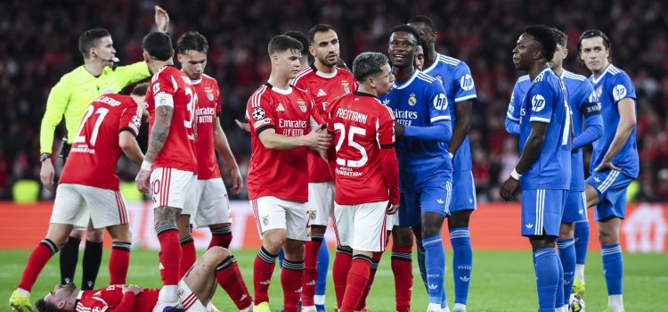 Gianluca Prestianni, del Benfica, discute con Vinícius Junior (3d), del Real Madrid, durante el partido de fútbol de la Liga de Campeones de la UEFA entre el Benfica y el Real Madrid en Lisboa (Portugal). EFE/JOSÉ SENA GOULAO