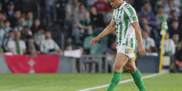 El delantero del Betis Vitor Roque abandona el terreno de juego tras ser expulsado el jueves, durante el partido de vuelta de la eliminatoria de acceso a octavos de la Liga Conferencia. EFE/José Manuel Vidal