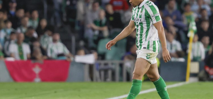 El delantero del Betis Vitor Roque abandona el terreno de juego tras ser expulsado el jueves, durante el partido de vuelta de la eliminatoria de acceso a octavos de la Liga Conferencia. EFE/José Manuel Vidal