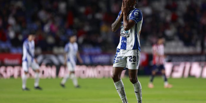 Luis Quiñones de Pachuca lamenta este domingo la derrota por 0-1 ante el Guadalajara en el estadio Hidalgo. EFE / David Martínez Pelcastre