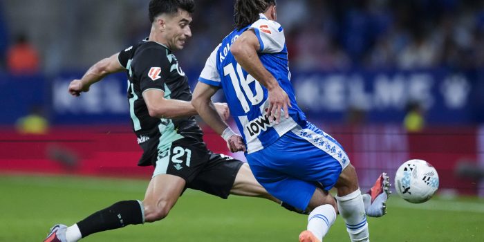 El centrocampista del Betis Marc Roca, y el centrocampista del Espanyol Luca Koleosho, durante el partido de la jornada 8 de LaLiga EA Sports entre le Espanyol y el Betis, en el RCDE Stadium en Barcelona.-EFE/ Enric Fontcuberta