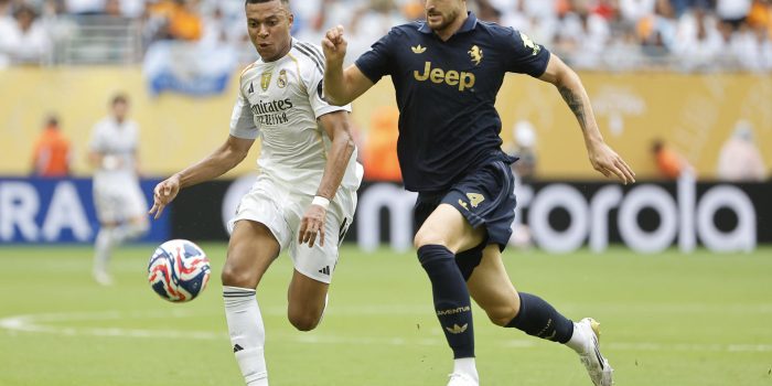 Kylian Mbappé (i) de Real Madrid disputa el balón con Federico Gatti en foto de archivo de Juan Ignacio Roncoroni