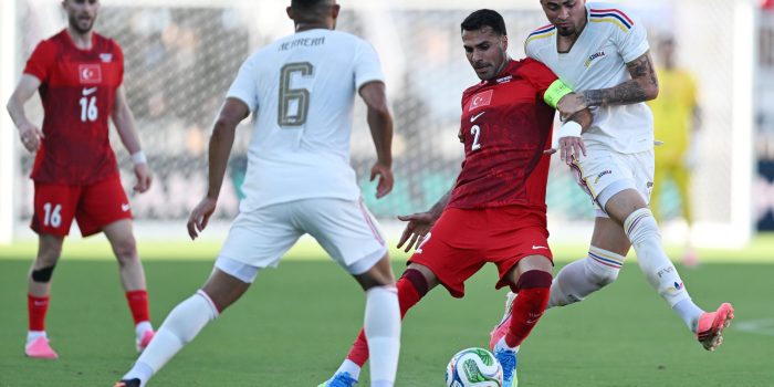 Gleiker Mendoza (d), de Venezuela, disputa el balón con Zeki Celik (c), de Turquía, este sábado en un partido amistoso previo al Mundial de la FIFA 2026. (EE.UU.) EFE/ Giorgio Viera