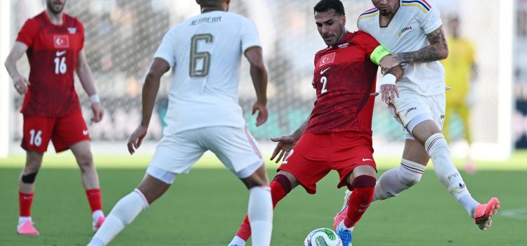 Gleiker Mendoza (d), de Venezuela, disputa el balón con Zeki Celik (c), de Turquía, este sábado en un partido amistoso previo al Mundial de la FIFA 2026. (EE.UU.) EFE/ Giorgio Viera