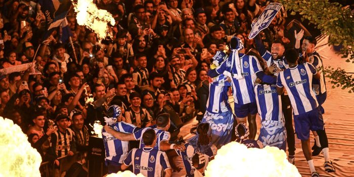El entrenador del FC Porto, Francesco Farioli, celebra con sus jugadores y seguidores la consecución del trigésimo primer título de la Liga Portugal en Oporto. EFE/EPA/FERNANDO VELUDO