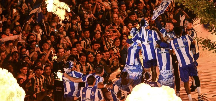 El entrenador del FC Porto, Francesco Farioli, celebra con sus jugadores y seguidores la consecución del trigésimo primer título de la Liga Portugal en Oporto. EFE/EPA/FERNANDO VELUDO