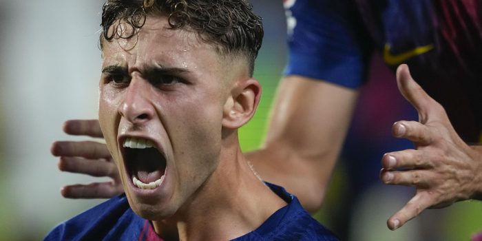 El centrocampista del Barcelona Fermín López celebra tras marcar el tercer gol ante el Valencia, durante el partido de la cuarta jornada de LaLiga EA Sports que FC Barcelona y Valencia CF disputaron en el estadio Johan Cruyff. EFE/Alejandro García