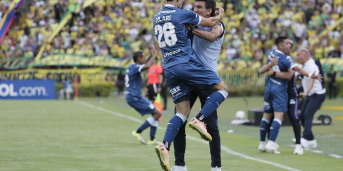 Santiago Solari (i) de Racing celebra con el entrenador de Racing Gustavo Costas un gol de Adrián Emmanuel Martínez en un partido de la fase de grupos de la Copa Libertadores. EFE/ Carlos Ortega