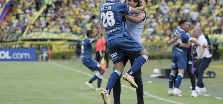 Santiago Solari (i) de Racing celebra con el entrenador de Racing Gustavo Costas un gol de Adrián Emmanuel Martínez en un partido de la fase de grupos de la Copa Libertadores. EFE/ Carlos Ortega