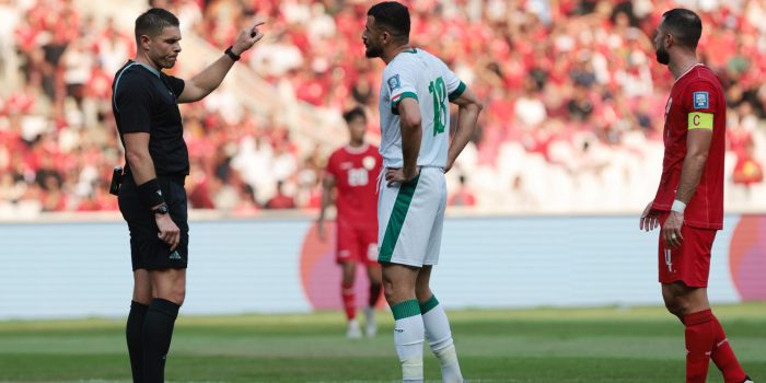 Fotografía de archivo donde aparece el árbitro australiano Shaun Evans durante un partido entre Indonesia e Irak disputado en Yakarta en 2024.
EPA/ADI WEDA