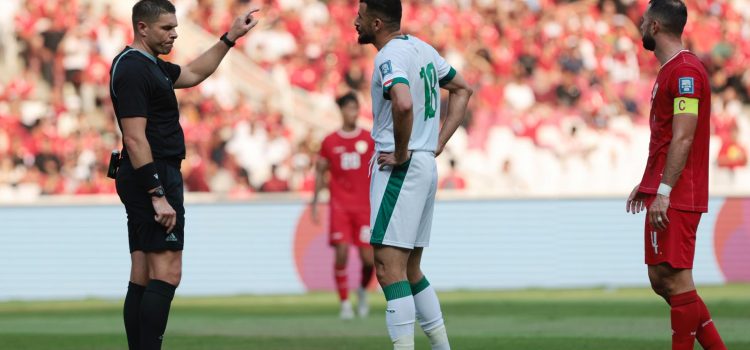 Fotografía de archivo donde aparece el árbitro australiano Shaun Evans durante un partido entre Indonesia e Irak disputado en Yakarta en 2024.
EPA/ADI WEDA