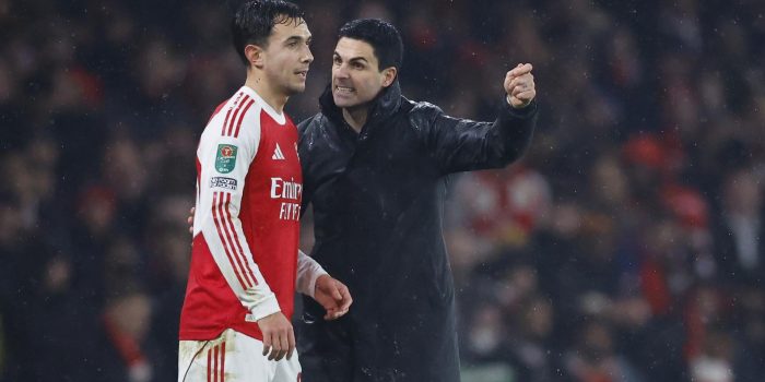 El entrenador del Arsenal, Mikel Arteta (R), habla con el jugador Martin Zubimendi durante el partido de ida de la semifinal de la Copa EFL inglesa entre el Arsenal FC y el Chelsea FC, en Londres, Reino Unido.EFE/EPA/TOLGA AKMEN