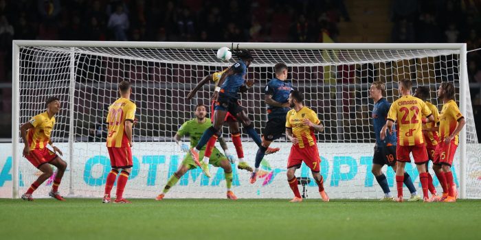 El jugador del SSC Napoli Frank Anguissa (C) logra el 0-1 durante el partido de la Serie A que han jugado US Lecce y SSC Napoli en el Via del Mare stadium en Lecce, Italia. EFE/EPA/ABBONDANZA SCURO LEZZI