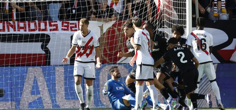 El defensa francés del Rayo Vallecano Florian Lejeune (i) se lamenta tras una acción durante un encuentro correspondiente a la jornada 8 de LaLiga EA Sports disputado este sábado entre el Rayo Vallecano y el Leganes en el Estadio de Vallecas en Madrid. EFE/ J.J.Guillén