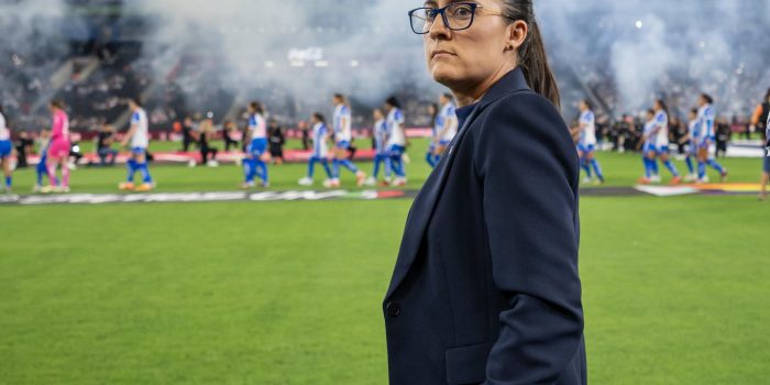 La ex entrenadora de Rayadas Amelia Valverde ingresando al campo ante América. Imagen de archivo. EFE/ Miguel Sierra