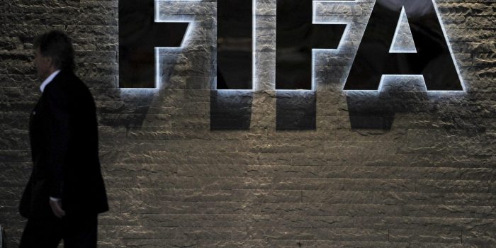 Vista del logo de la FIFA en la sede del organismo en Zúrich, Suiza.. EFE/Steffen Schmidt/Archivo