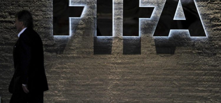 Vista del logo de la FIFA en la sede del organismo en Zúrich, Suiza.. EFE/Steffen Schmidt/Archivo