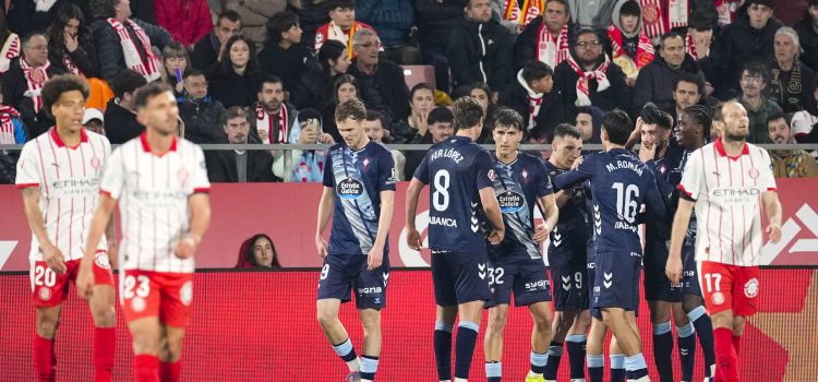 Los jugadores del Celta celebran el 1-2, durante el partido de LaLiga de fútbol que Girona FC y Celta de Vigo disputaron en el estadio municipal de Montilivi. EFE/David Borrat