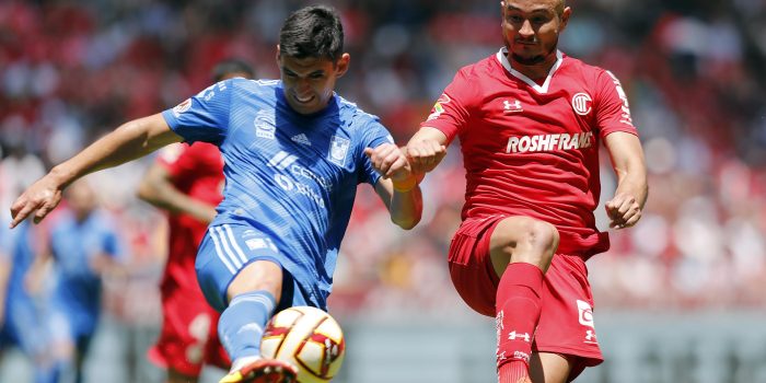 Carlos González (d) del Toluca disputa un balón con Jesús Ángulo de Tigres hoy, durante un juego de la jornada 13 del torneo Clausura 2023 del fútbol mexicano, en el estadio Nemesio Diez de la ciudad de Toluca (México). EFE/Alex Cruz