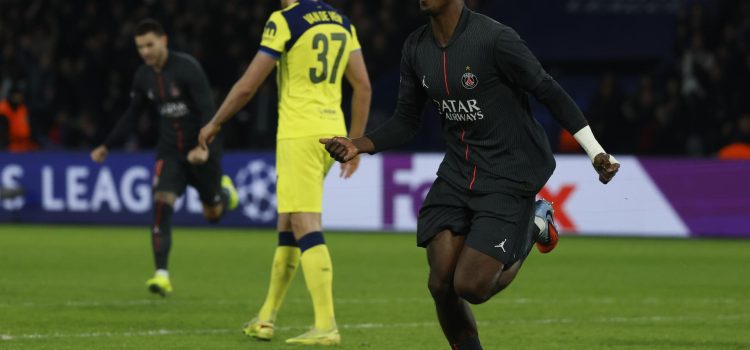 El defensa ecuatoriano del PSG Willian Pacho celebra un gol durante el partido de la UEFA Champions League que han jugado Paris Saint-Germain y Tottenham Hotspur en Paris, Francia. EFE/EPA/MOHAMMED BADRA