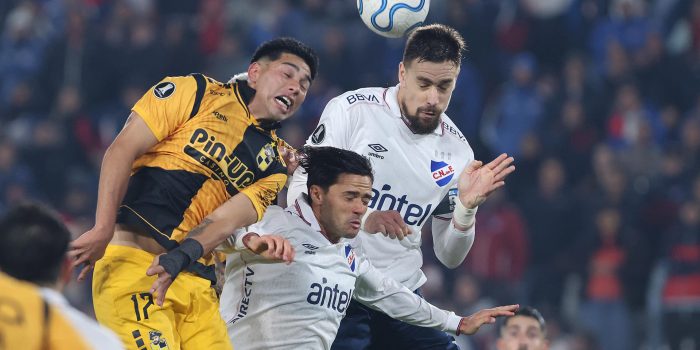 Sebastián Coates (d) y Nicolás Rodríguez (c), de Nacional, disputan un balón con Francisco Salinas, de Coquimbo, durante un partido de la fase de grupos de la Copa Libertadores entre el Club Nacional y Coquimbo Unido en el estadio Gran Parque Central en Montevideo (Uruguay). EFE/Gastón Britos