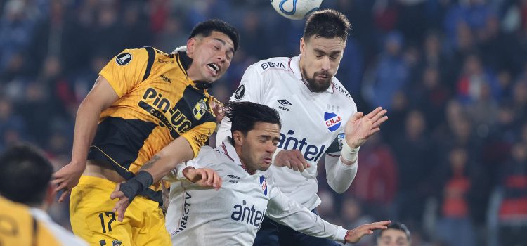 Sebastián Coates (d) y Nicolás Rodríguez (c), de Nacional, disputan un balón con Francisco Salinas, de Coquimbo, durante un partido de la fase de grupos de la Copa Libertadores entre el Club Nacional y Coquimbo Unido en el estadio Gran Parque Central en Montevideo (Uruguay). EFE/Gastón Britos