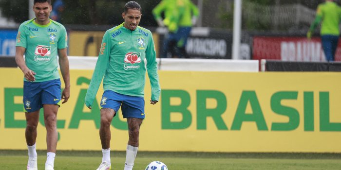 Fotografía de Sebastiao Moreira, en la que puede verse en una imagen de archivo del 8 de junio de 2025 a los jugadores de la selección brasileña de fútbol Raphina (d) y Casemiro (i), durante un entrenamiento. EFE