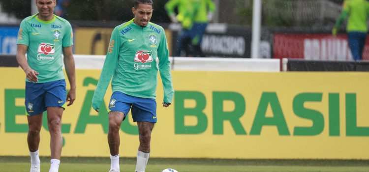 Fotografía de Sebastiao Moreira, en la que puede verse en una imagen de archivo del 8 de junio de 2025 a los jugadores de la selección brasileña de fútbol Raphina (d) y Casemiro (i), durante un entrenamiento. EFE