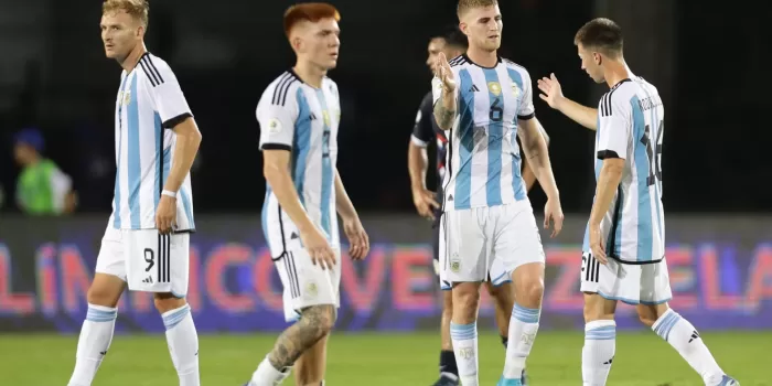 alt 1-1. Gómez, compañero de Messi, asusta a Argentina, pero Gondou salva los muebles en el 90