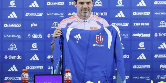 El argentino Fernando Gago sostiene la camiseta de la Universidad de Chile, el equipo al que llega como nuevo entrenador. EFE/ Elvis González