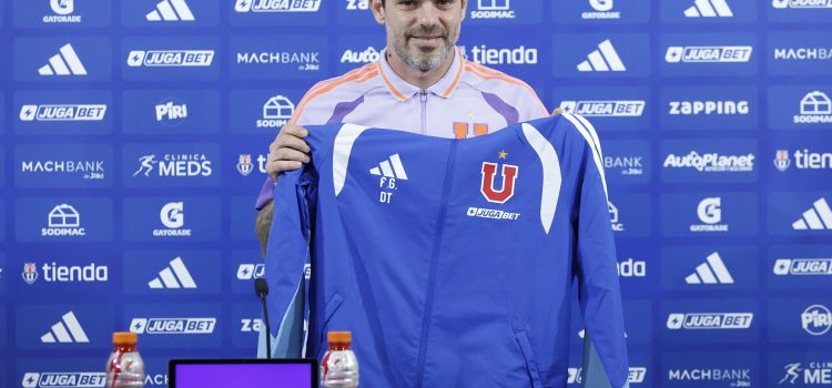 El argentino Fernando Gago sostiene la camiseta de la Universidad de Chile, el equipo al que llega como nuevo entrenador. EFE/ Elvis González