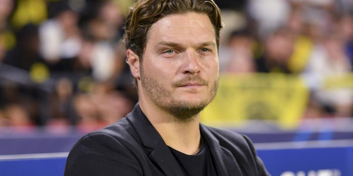 Fotografía de Raúl Caro, en la que puede verse en una imagen de archivo del 5 de octubre de 2022 al entrenador alemán Edin Terzic, durante un partido cuando era técnico del Borussia Dortmund. EFE
