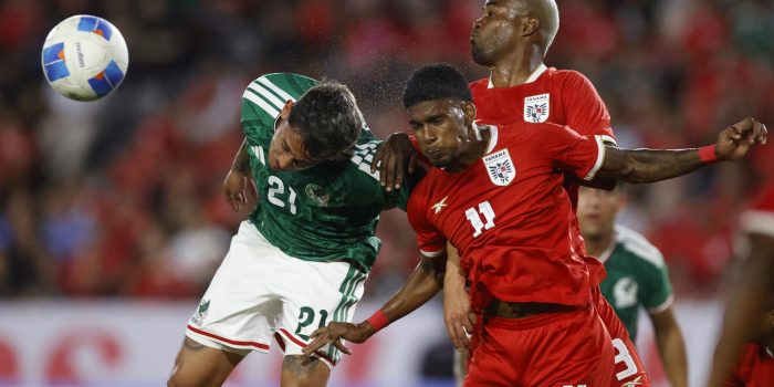 Giovany Herbert (d), de Panamá, disputa un balón con Eduardo Aguila, de México, en un partido amistoso entre las selecciones de Panamá y México en el estadio Rommel Fernández Gutiérrez en Ciudad de Panamá (Panamá). EFE/Bienvenido Velasco