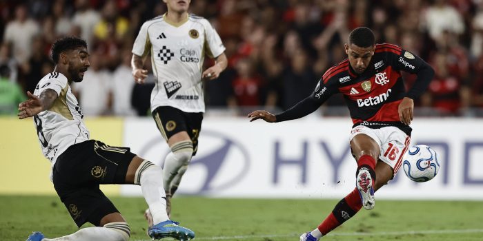 Samuel Lino (d), de Flamengo, disputa el balón con Aldair Fuentes (i), de Cusco, durante un partido de la fase de grupos de la Copa Libertadores entre Flamengo y Cusco en el estadio Maracaná en Rio de Janeiro (Brasil). EFE/André Coelho