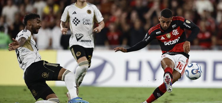 Samuel Lino (d), de Flamengo, disputa el balón con Aldair Fuentes (i), de Cusco, durante un partido de la fase de grupos de la Copa Libertadores entre Flamengo y Cusco en el estadio Maracaná en Rio de Janeiro (Brasil). EFE/André Coelho