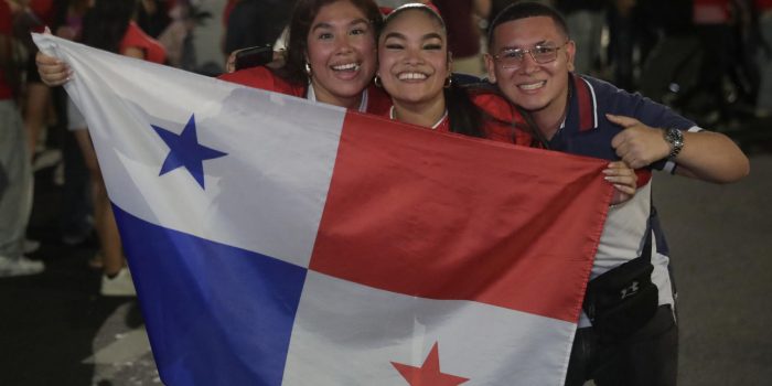 Aficionados de Panamá celebran este martes en las calles de la capital la clasificación de la selección de fútbol de su país al Mundial de 2026. EFE/ Carlos Lemos
