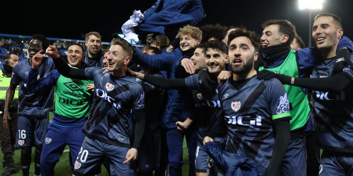 Los jugadores del Rayo Vallecano celebran su victoria a la finalización del encuentro correspondiente a la jornada 22 de Laliga EA Sports que disputaron Leganés y Rayo Vallecano en el estadio de Butarque, en la localidad madrileña. EFE / Juanjo Martín.