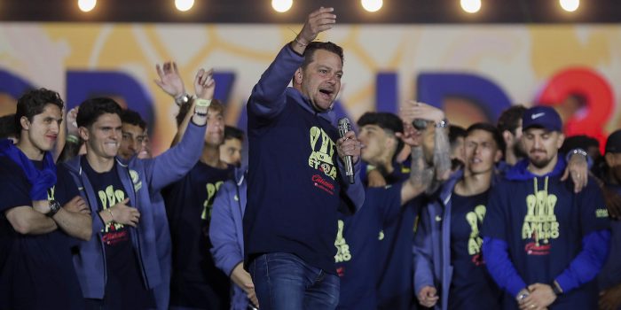 El presidente del América, Santiago Baños, habla durante una celebración por la obtención del tricampeonato en la explanada del estadio Azteca de Ciudad de México (México). Imagen de archivo. EFE/ Isaac Esquivel