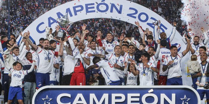 Jugadores de Nacional celebran este domingo en Montevideo la conquista del Campeonato Uruguayo. EFE/ Gaston Britos