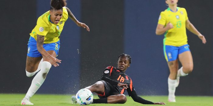 Tarciane (i), de Brasil, disputa el balón con Linda Caicedo, de Colombia, en un partido de la fase de grupos de la Copa América Femenina entre Brasil y Colombia en el estadio Banco Guayaquil en Quito (Ecuador). EFE/ José Jácome