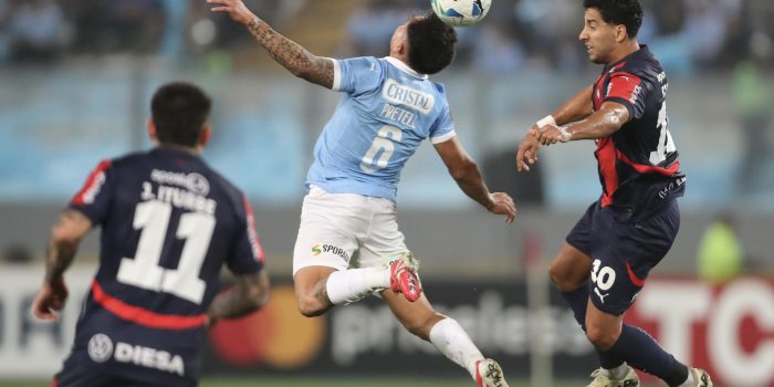Jesús Pretell (c) de Sporting disputa un balón con Cecilio Domínguez (d) de Cerro en un partido de la fase de grupos de la Copa Libertadores. EFE/ Paolo Aguilar