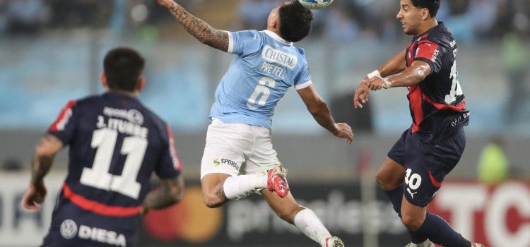 Jesús Pretell (c) de Sporting disputa un balón con Cecilio Domínguez (d) de Cerro en un partido de la fase de grupos de la Copa Libertadores. EFE/ Paolo Aguilar