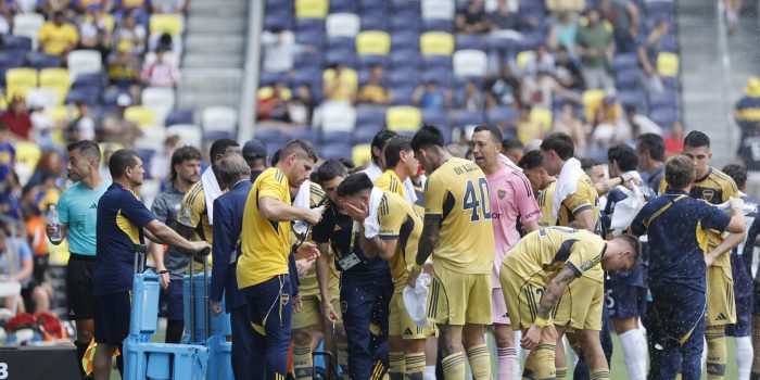 Jugadores de Boca Juniors se refrescan durante un partido con el Auckland City el  24 de junio de 2025 en el estadio Geodis Park en Nashville (EE.UU.). EFE/ Juan Ignacio Roncoroni