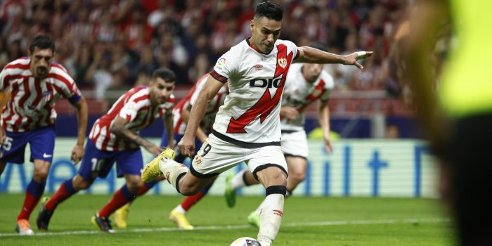 El delantero colombiano del Rayo Vallecano, Radamel Falcao, lanza el penalti que significó el empate ante e Atlético, en la primera vuelta de LaLiga. EFE / Rodrigo Jiménez.