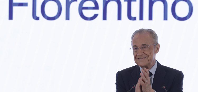 Florentino Pérez tras ser reelegido presidente del Real Madrid, después de superar en las elecciones al otro candidato, Enrique Riquelme. EFE/Juanjo Martín