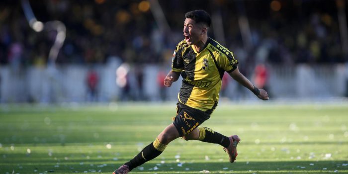 Benjamín Chandía, de Coquimbo, celebra un gol en un partido de la Liga de Primera entre Coquimbo Unido y Unión La Calera en el estadio Francisco Sánchez Rumoroso, en Coquimbo (Chile). EFE/Hernán Contreras