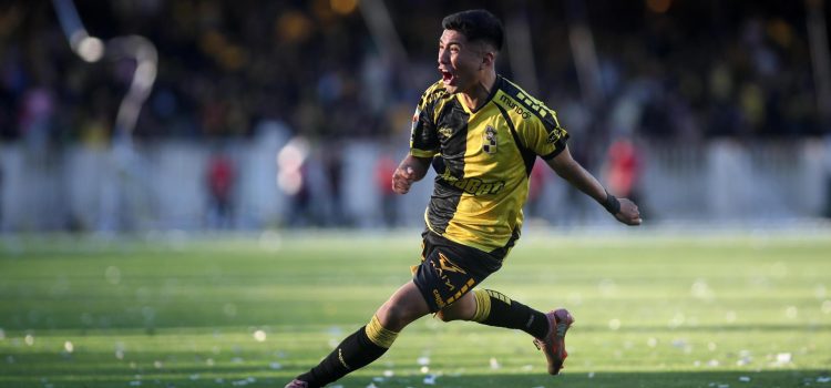 Benjamín Chandía, de Coquimbo, celebra un gol en un partido de la Liga de Primera entre Coquimbo Unido y Unión La Calera en el estadio Francisco Sánchez Rumoroso, en Coquimbo (Chile). EFE/Hernán Contreras