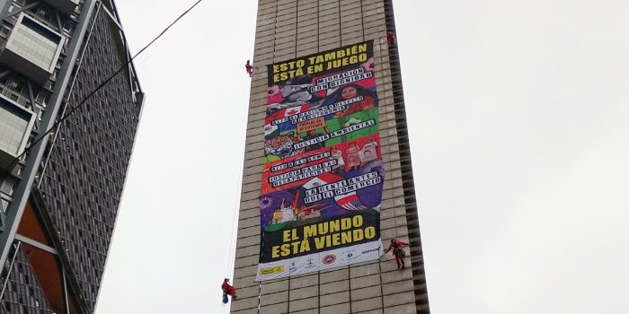 Activistas de Greenpeace México colocan un afiche en la Estela de Luz este martes, en Ciudad de México (México). EFE/Eduardo Guerra
