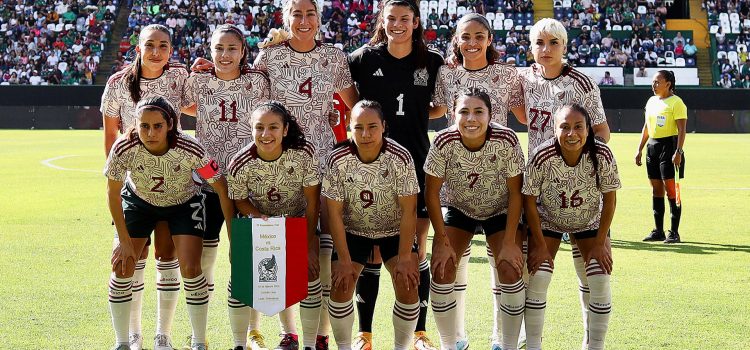 Fotografía oficial de grupo de la Selección Nacional femenil de México, p (México). imagen de Archivo EFE/Luis Ramírez